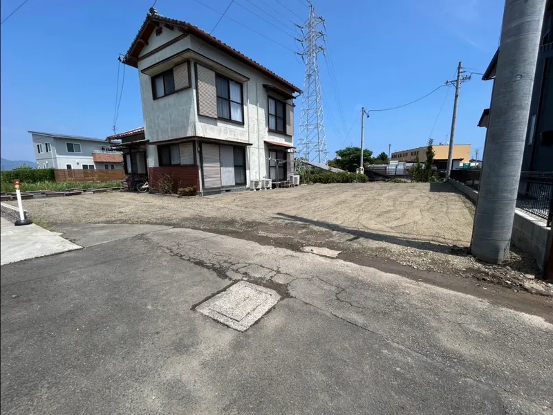 浜松市で除草作業を行った後、砂利敷きの状態まで整地された空き地