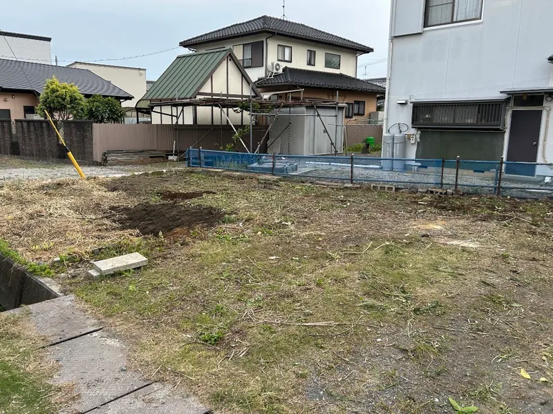 浜松市で空き地の草刈り・不用品回収を行った後、すっきりとした更地の様子