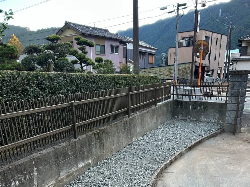 浜松市でつる植物の剪定・砂利敷きを行った後、玄関前の通路がすっきり整った様子